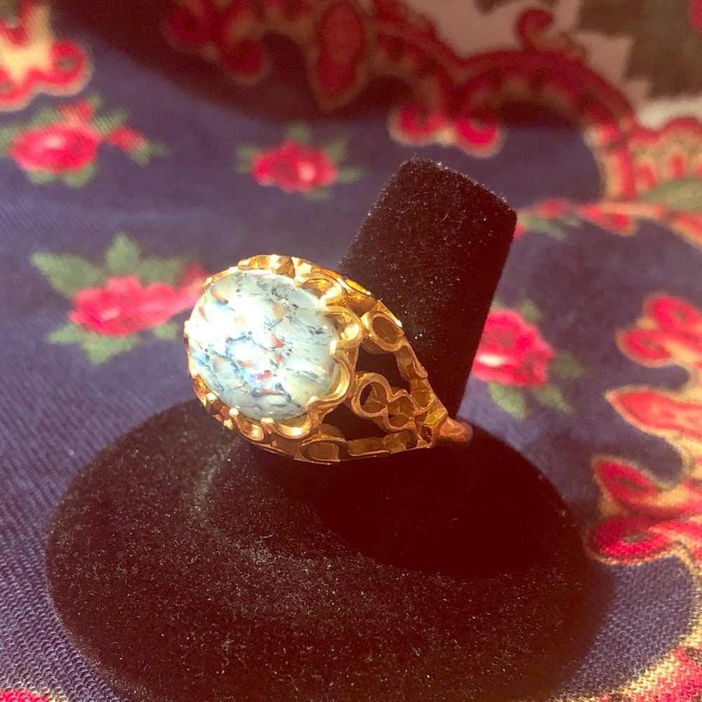 Vintage marble stone gold toned cocktail ring
